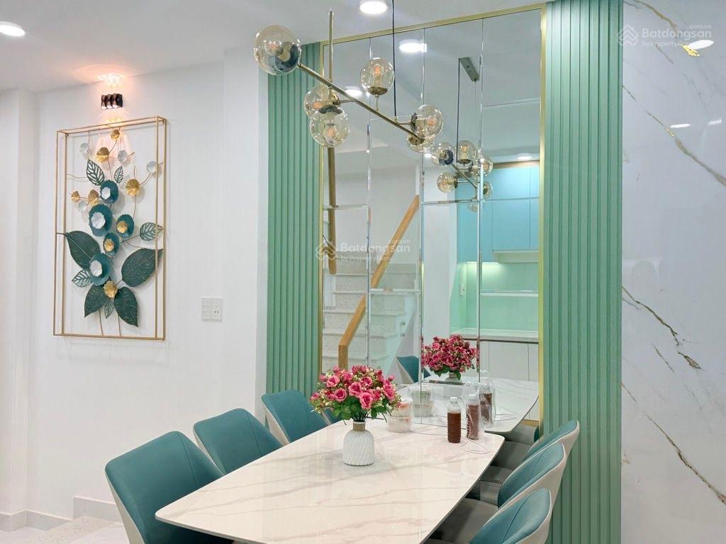 Xe hơi ngủ trong nhà.đất vuông đẹp, phú nhuận