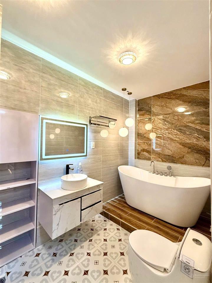 Bán nhà kế bên quận 1  52m2 hẻm xe hơi