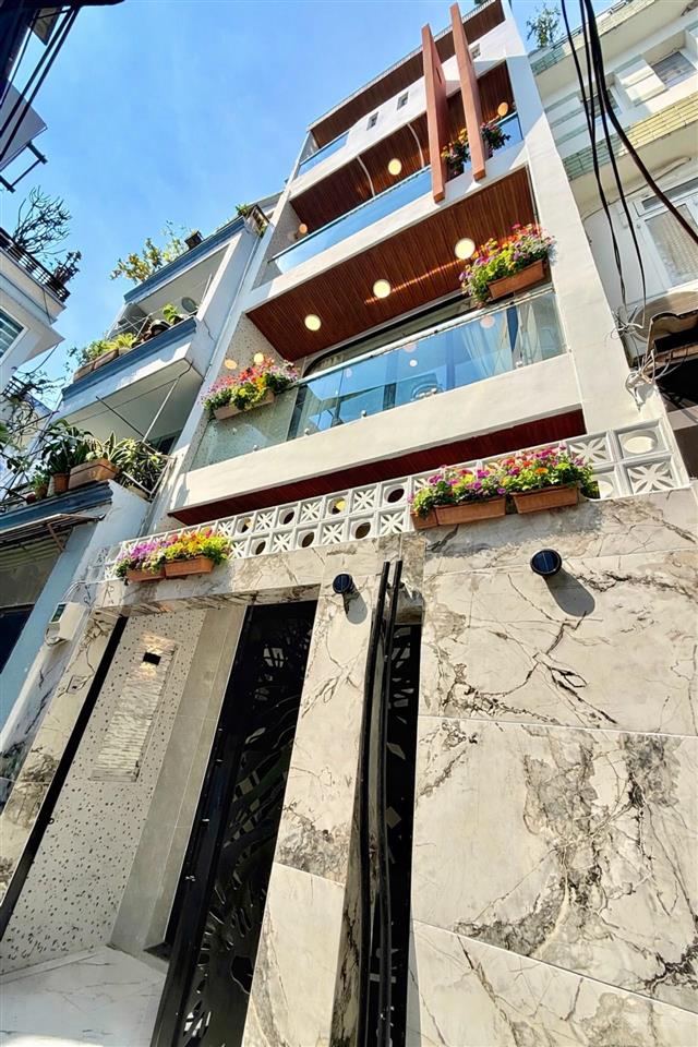 Bán nhà kế bên quận 1  52m2 hẻm xe hơi