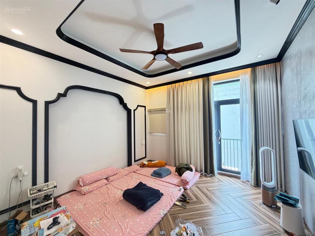 Bán nhà mới. xe hơi ngủ trong nhà. tiện làm văn phòng cty, trung tâm phú nhuận