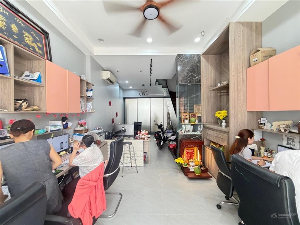 Bán nhà mới. xe hơi ngủ trong nhà. tiện làm văn phòng cty, trung tâm phú nhuận