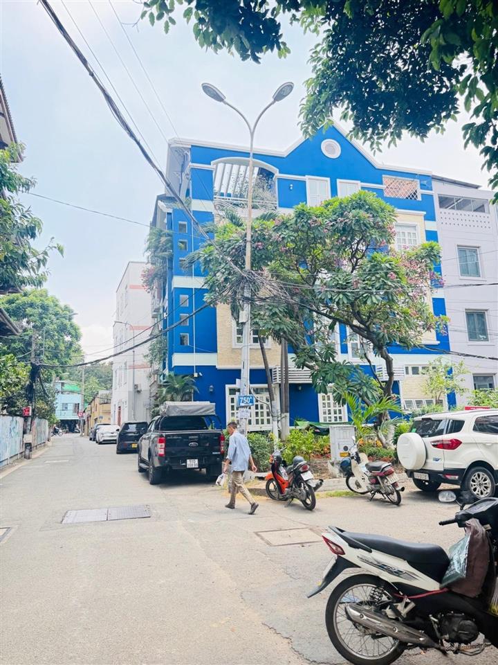 Bán nhà mới. xe hơi ngủ trong nhà. tiện làm văn phòng cty, trung tâm phú nhuận