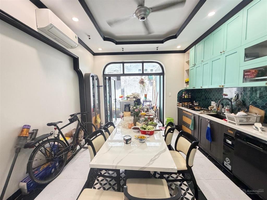 Bán nhà mới. xe hơi ngủ trong nhà. tiện làm văn phòng cty, trung tâm phú nhuận