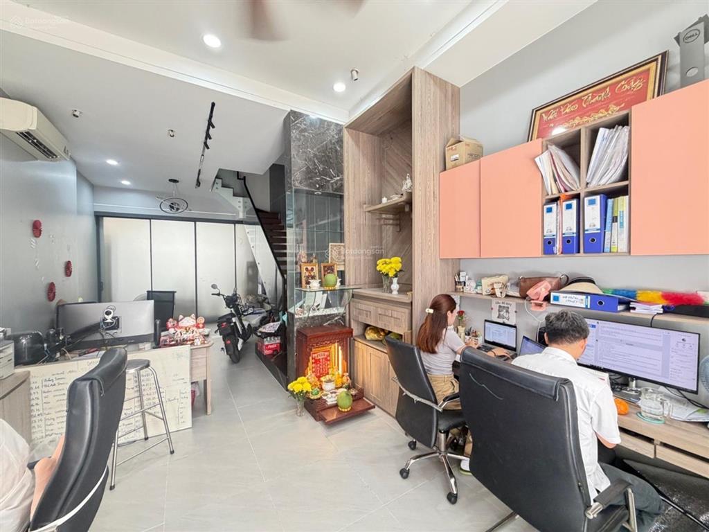 Bán nhà mới. xe hơi ngủ trong nhà. tiện làm văn phòng cty, trung tâm phú nhuận