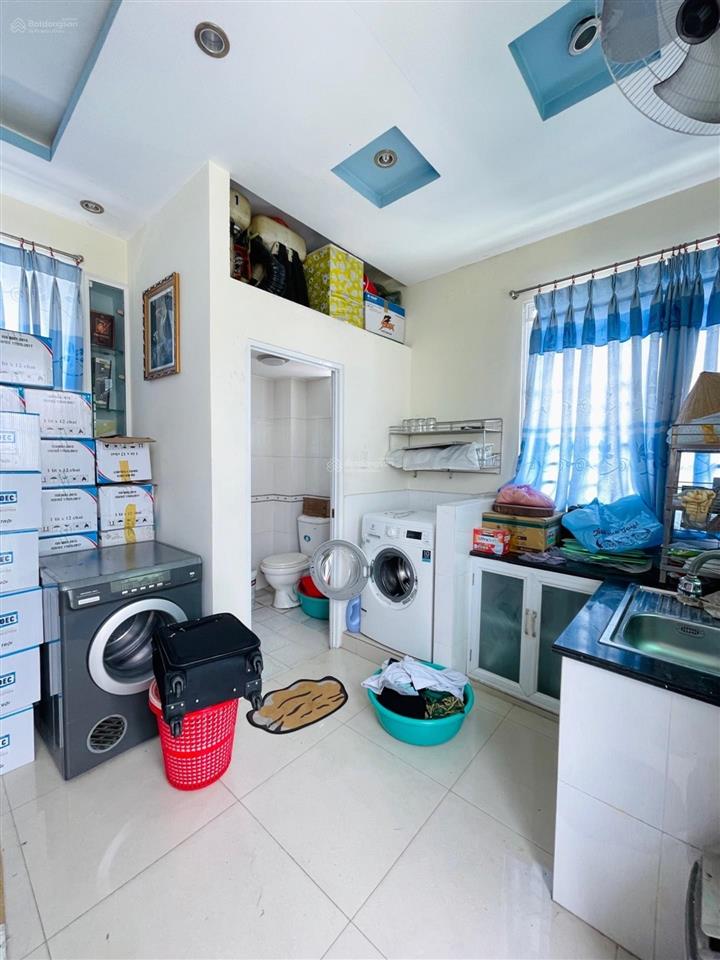 Vị trí cực đẹp. ngay ngã tư hàng xanh, tiện làm văn phòng cty.cho thuê