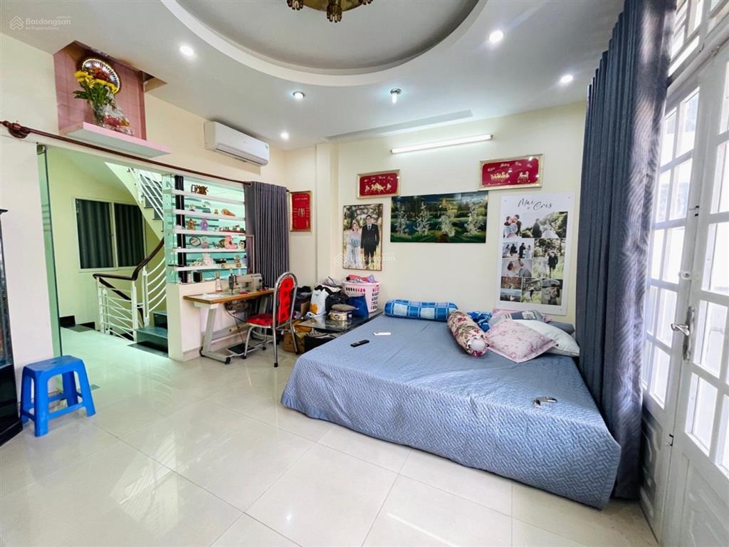 Vị trí cực đẹp. ngay ngã tư hàng xanh, tiện làm văn phòng cty.cho thuê