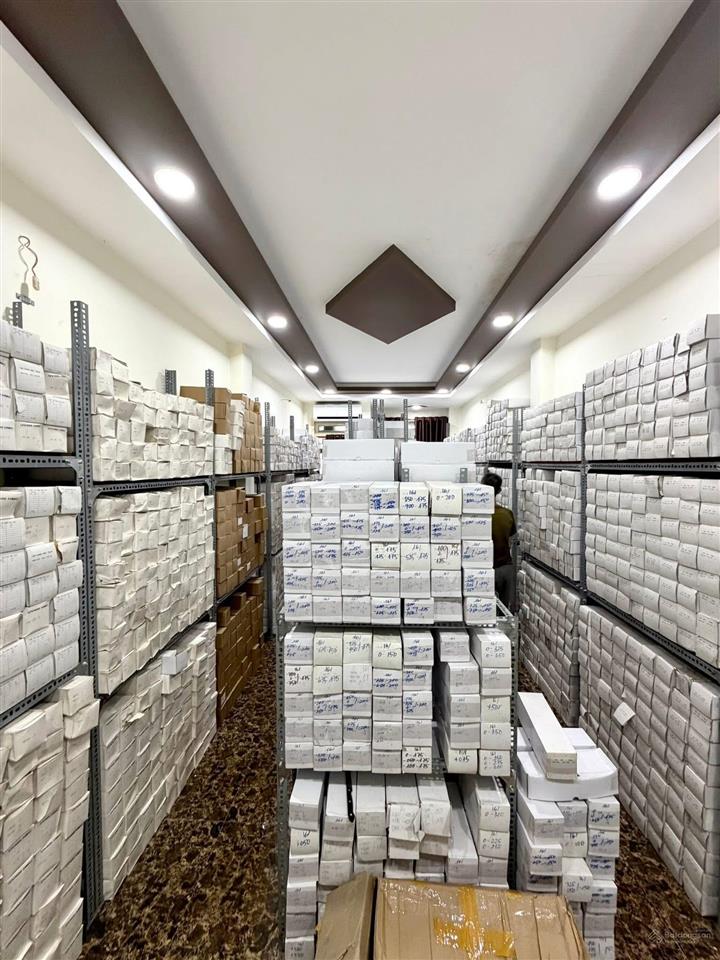 Sát mặt tiền nguyễn trọng tuyển. nhà 5 tầng, 5 phòng ngủ