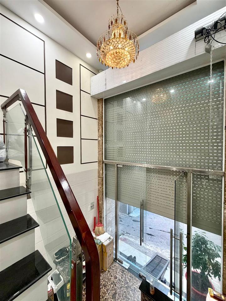 Sát mặt tiền nguyễn trọng tuyển. nhà 5 tầng, 5 phòng ngủ