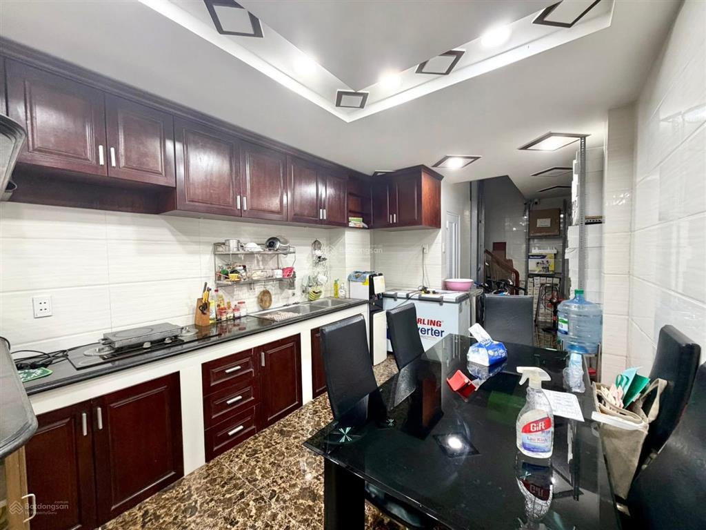 Sát mặt tiền nguyễn trọng tuyển. nhà 5 tầng, 5 phòng ngủ