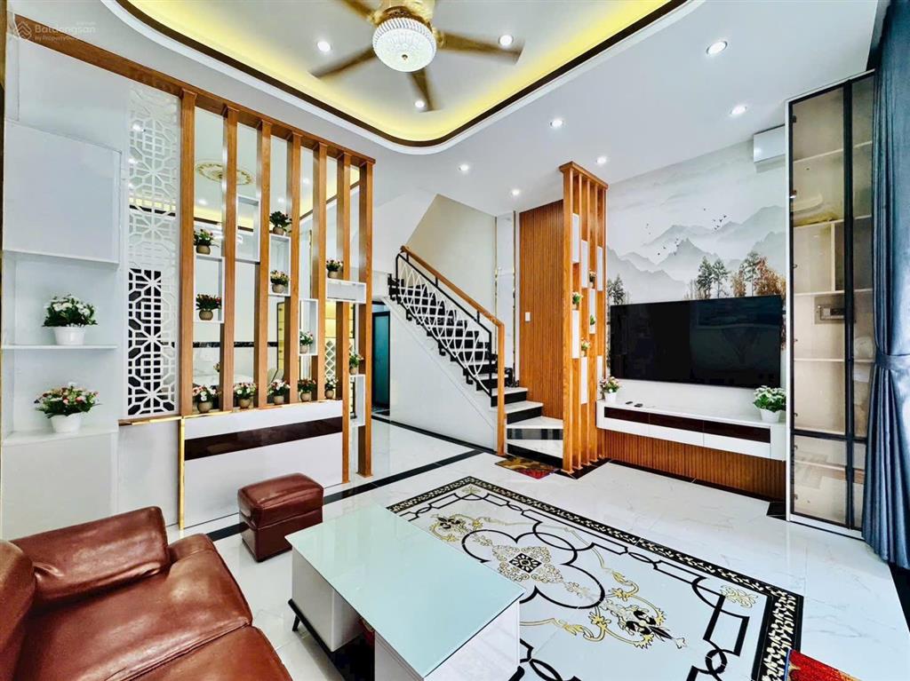 Xe hơi 7 chỗ vào nhà, kế bên đh công nghiệp hcm, khu dân trí