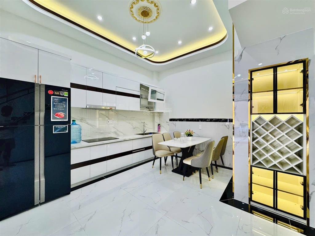 Xe hơi 7 chỗ vào nhà, kế bên đh công nghiệp hcm, khu dân trí