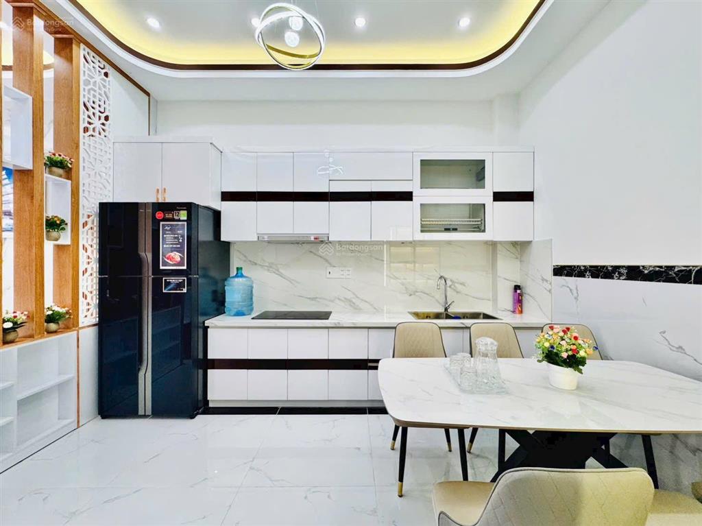 Xe hơi 7 chỗ vào nhà, kế bên đh công nghiệp hcm, khu dân trí