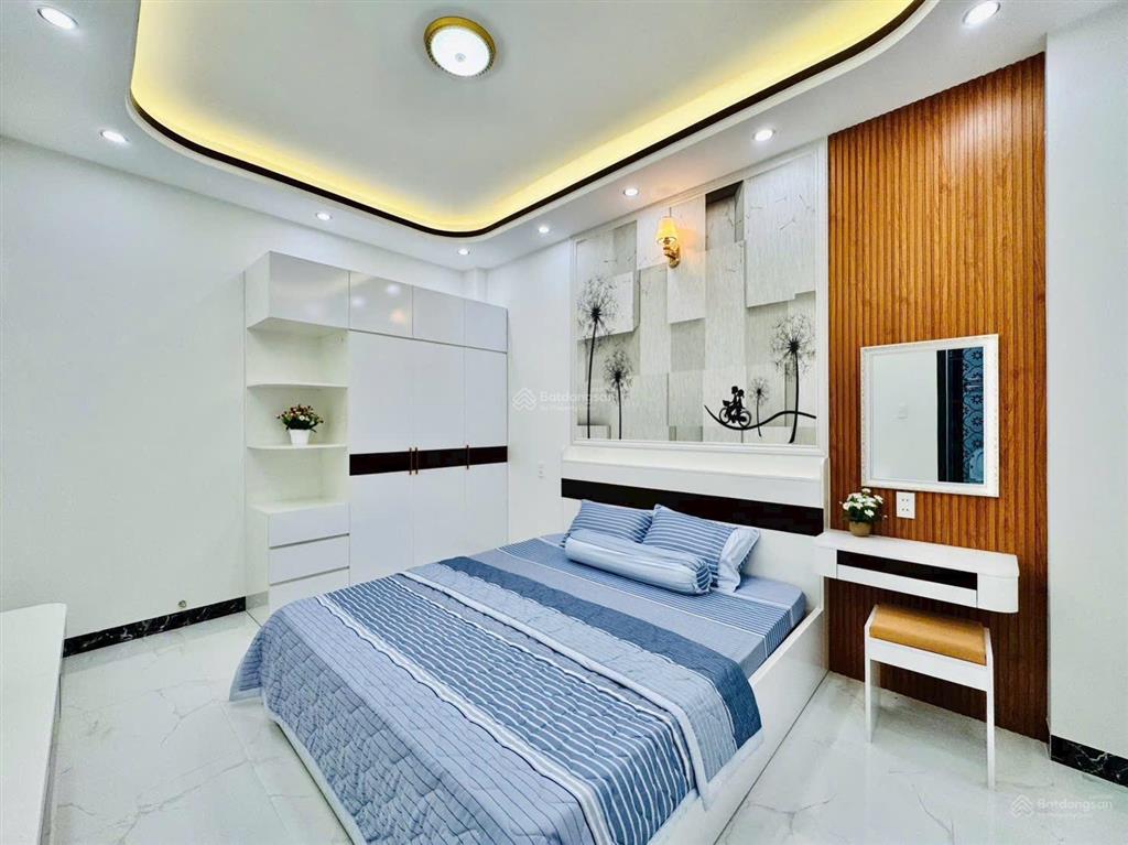 Xe hơi 7 chỗ vào nhà, kế bên đh công nghiệp hcm, khu dân trí