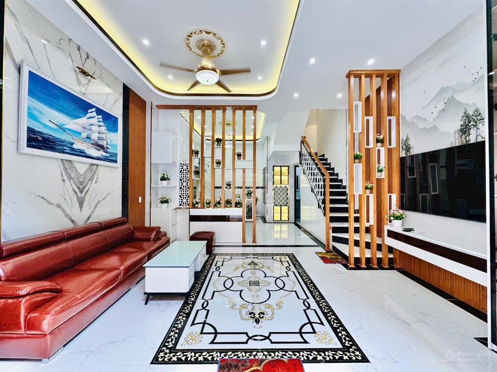 Xe hơi 7 chỗ vào nhà, kế bên đh công nghiệp hcm, khu dân trí