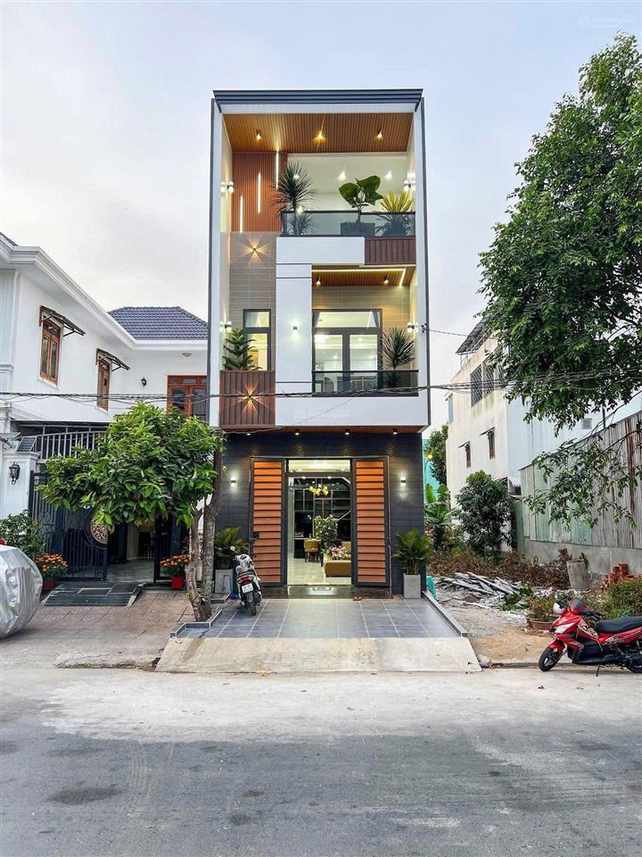 Bán nhà 2 lầu 6x20. giá 850 triệu. ngay khu dân cư intresco 13e. gần chợ, trường học, gần bệnh viện