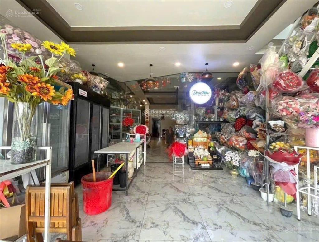 Nhà mặt tiền kinh doanh 10x22m giá 950 triệu  ngay chợ phú lạc sổ hồng riêng đang cho thuê 25tr