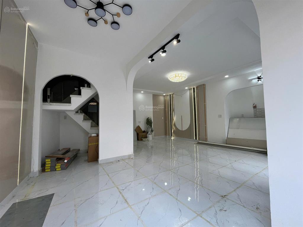 Bán nhà mặt tiền 8m  64m2  2 tầng đúc  3pn  xe qua lại sầm uất