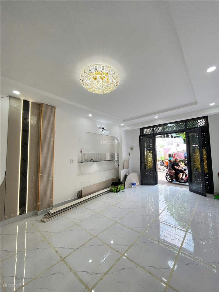 Bán nhà mặt tiền 8m  64m2  2 tầng đúc  3pn  xe qua lại sầm uất
