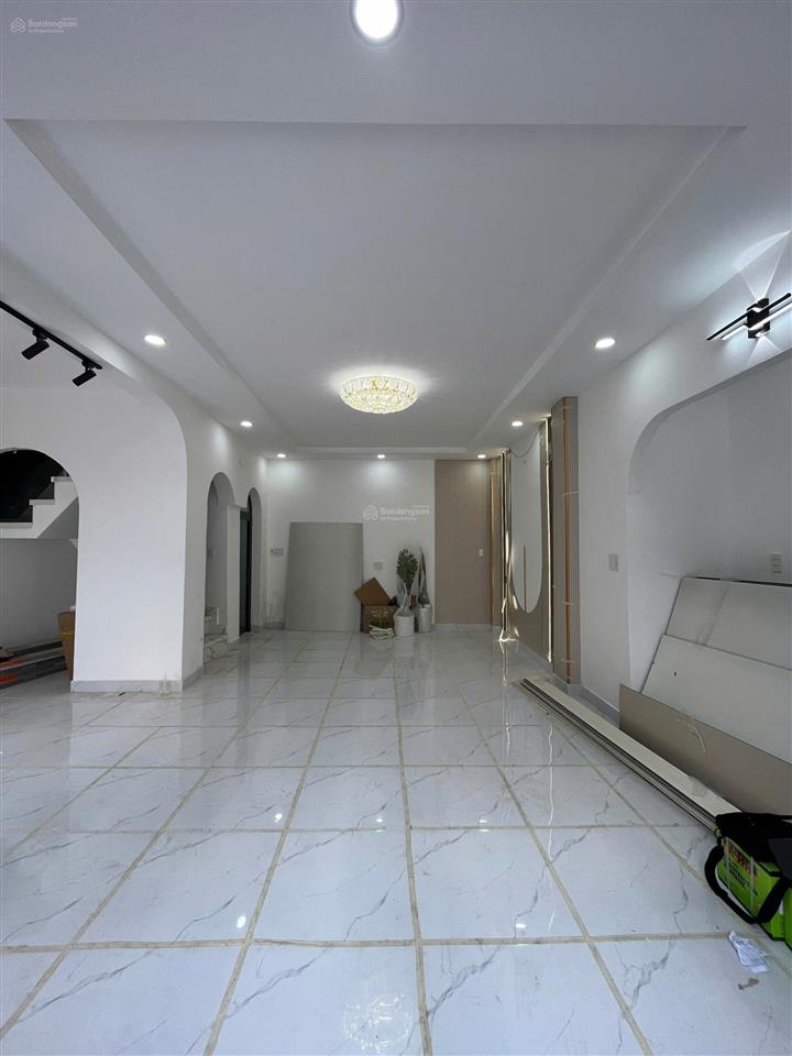 Bán nhà mặt tiền 8m  64m2  2 tầng đúc  3pn  xe qua lại sầm uất