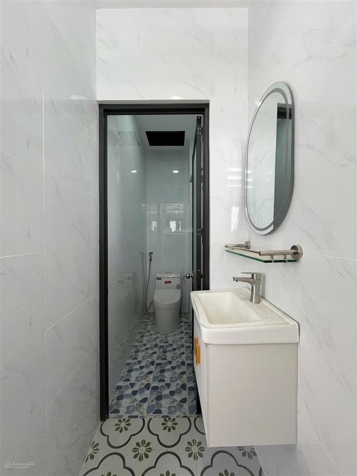 Bán nhà mặt tiền 8m  64m2  2 tầng đúc  3pn  xe qua lại sầm uất