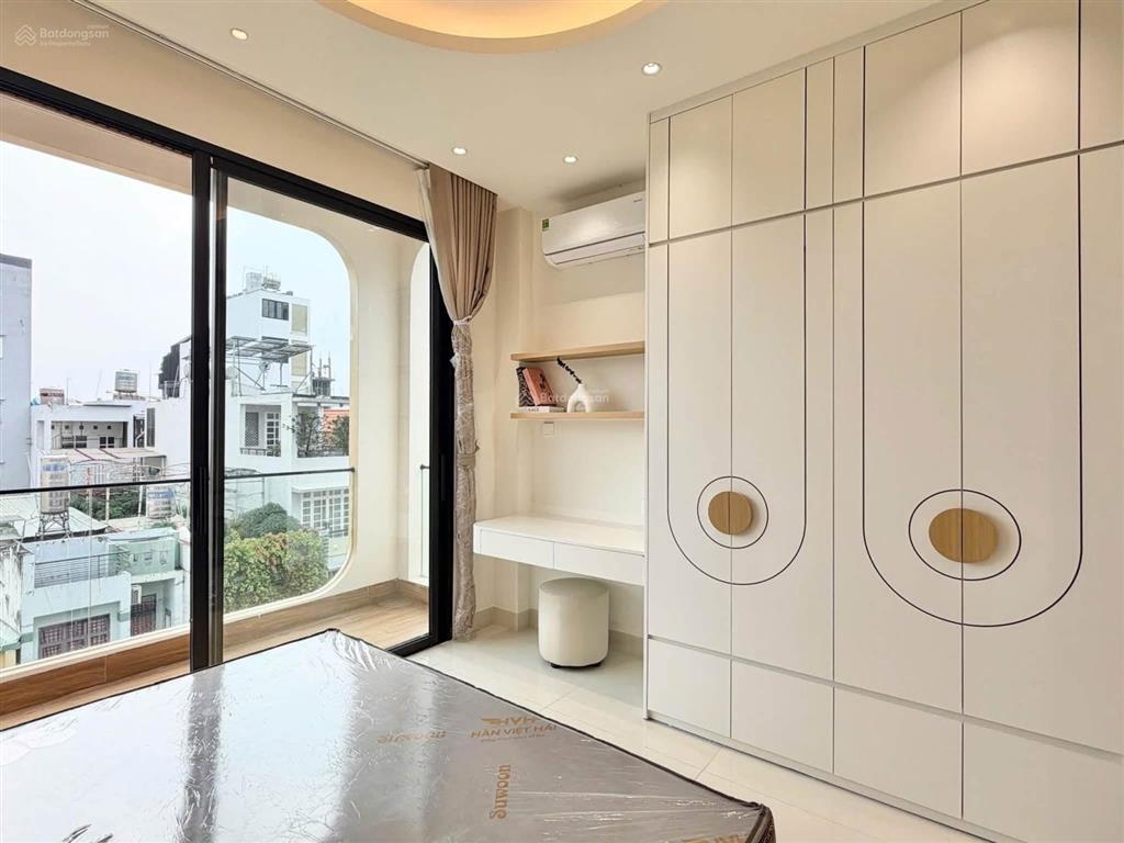 Phòng ban công 30m2 đường bạch đằng ngay sân bay quận tân bình có thang máy, full nội thất