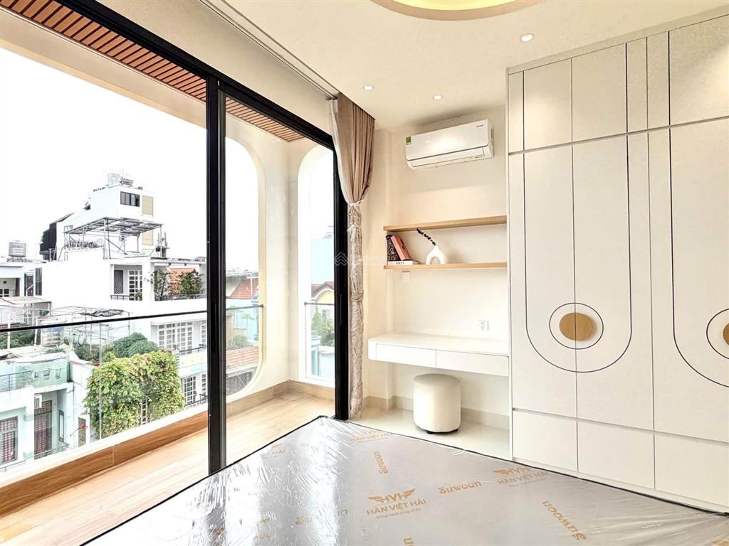 Phòng ban công 30m2 đường bạch đằng ngay sân bay quận tân bình có thang máy, full nội thất