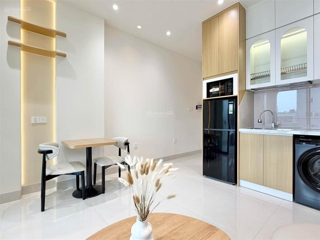Phòng ban công 30m2 đường bạch đằng ngay sân bay quận tân bình có thang máy, full nội thất