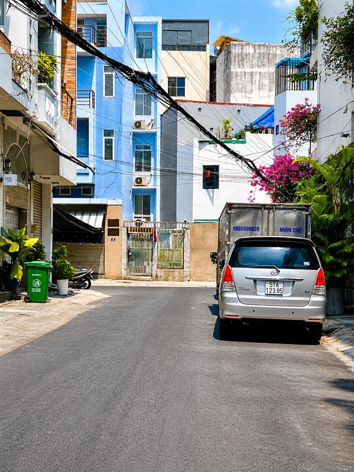 Hiếm! nhà mt hoa 5 tầng giá chỉ 23 tỷ  cách phan xích long 50m  bở sông trường sa 30m