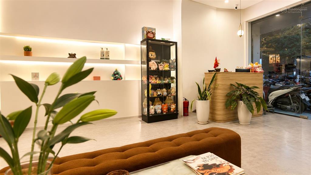 Bán nhà mặt tiền huỳnh văn bánh, ngang gần 6m nở hậu  thích hợp làm spa, văn phòng, ở lâu dài