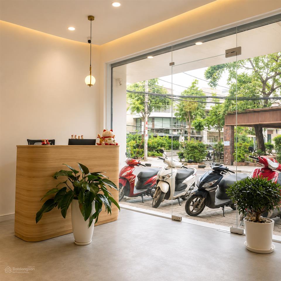 Bán nhà mặt tiền huỳnh văn bánh, ngang gần 6m nở hậu  thích hợp làm spa, văn phòng, ở lâu dài