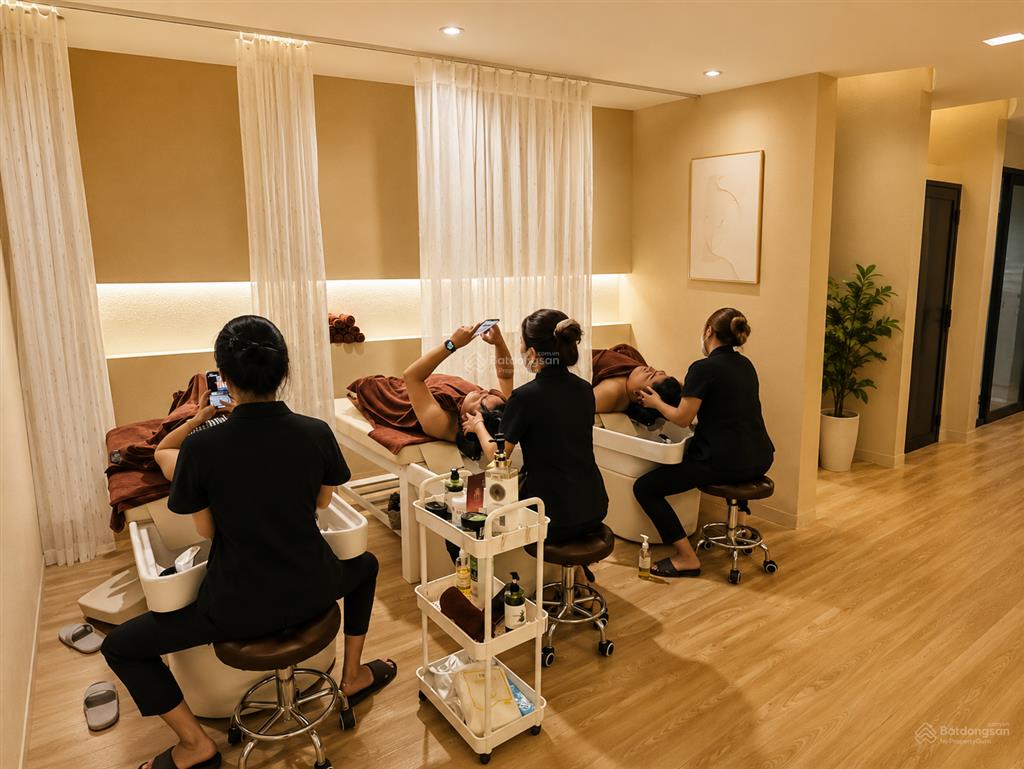 Bán nhà mặt tiền huỳnh văn bánh, ngang gần 6m nở hậu  thích hợp làm spa, văn phòng, ở lâu dài