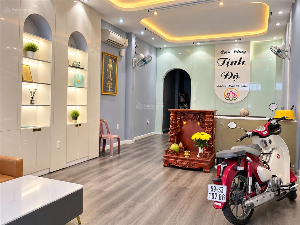 Nợ bank 18 tỷ, bán gấp nhà mt 4 tầng ngay trường sa & hoa hồng  76m² vuông vức, đường rộng 8m