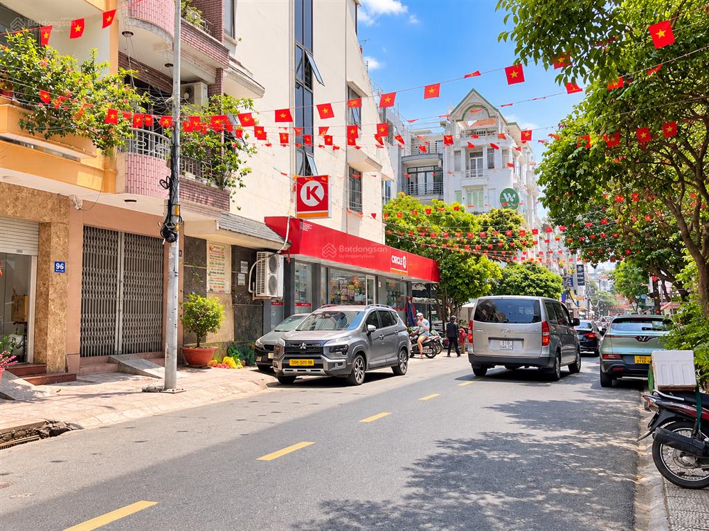 Nợ bank 18 tỷ, bán gấp nhà mt 4 tầng ngay trường sa & hoa hồng  76m² vuông vức, đường rộng 8m