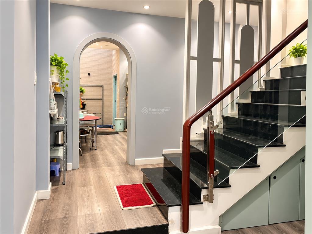 Nợ bank 18 tỷ, bán gấp nhà mt 4 tầng ngay trường sa & hoa hồng  76m² vuông vức, đường rộng 8m