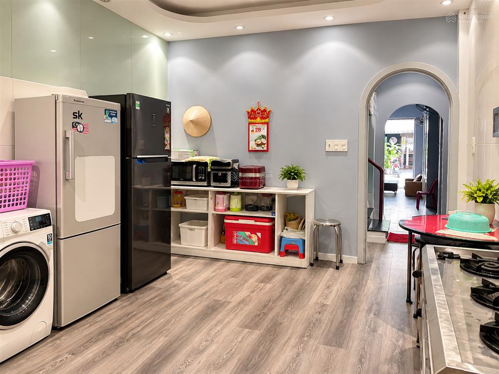 Nợ bank 18 tỷ, bán gấp nhà mt 4 tầng ngay trường sa & hoa hồng  76m² vuông vức, đường rộng 8m