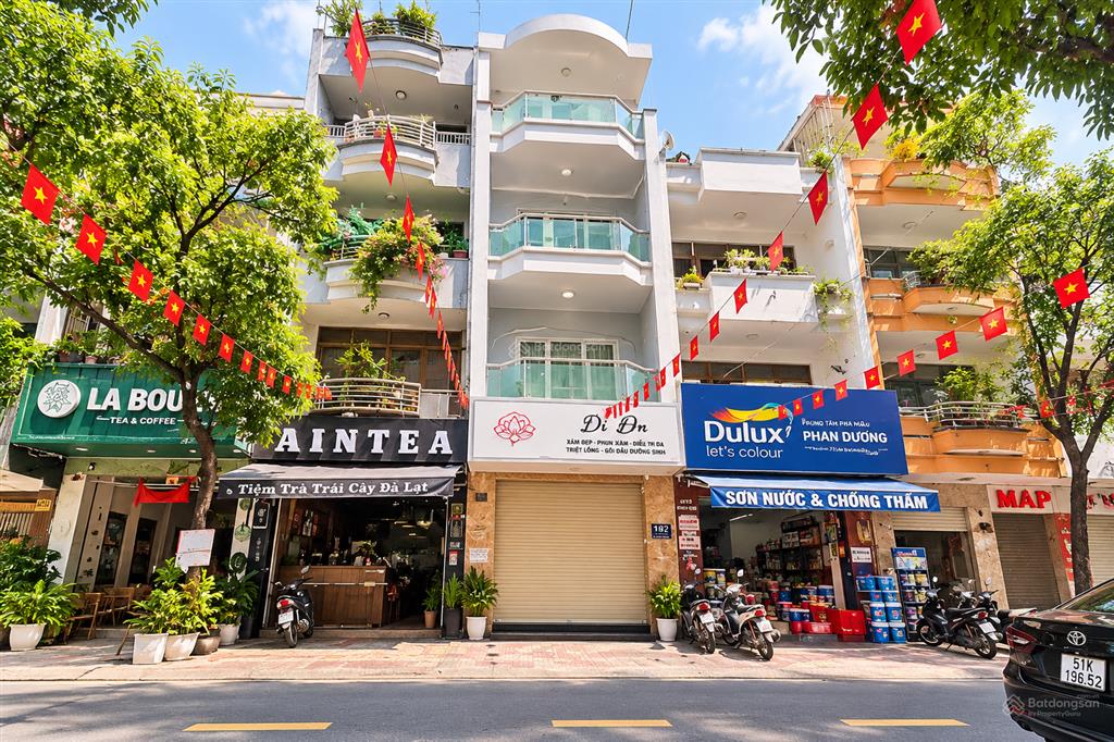 Nợ bank 18 tỷ, bán gấp nhà mt 4 tầng ngay trường sa & hoa hồng  76m² vuông vức, đường rộng 8m