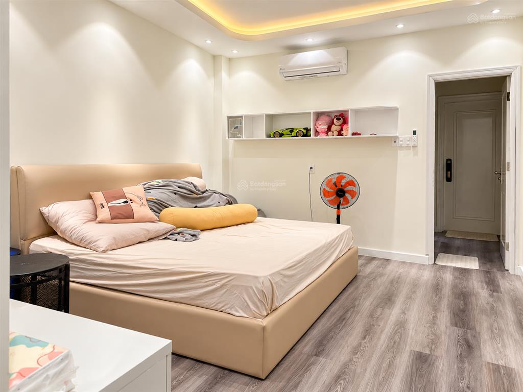 Nợ bank 18 tỷ, bán gấp nhà mt 4 tầng ngay trường sa & hoa hồng  76m² vuông vức, đường rộng 8m