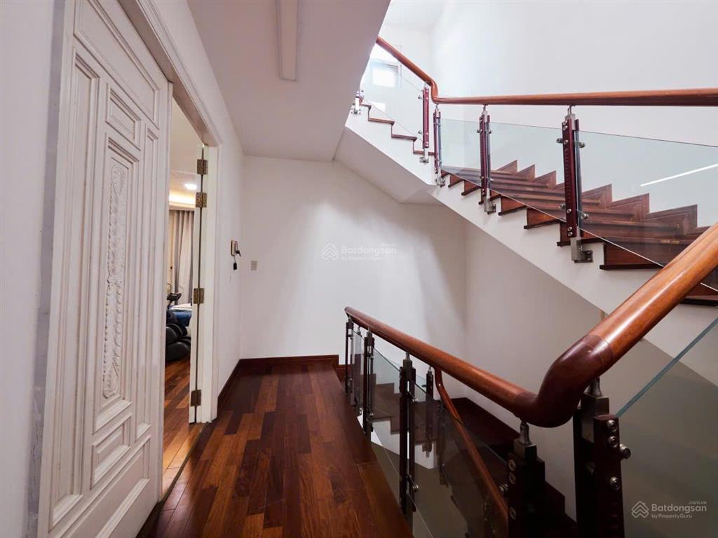 2mt đường hoa sữa  5 tầng  ngang 5,4m về giá tốt nhỉnh 19 tỷ  hợp ở, văn phòng, kinh doanh