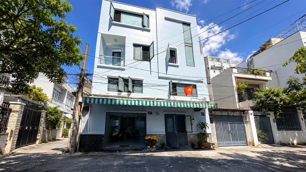 Nguyễn văn trỗi | ngang 8m + nở hậu | 4 tầng + sân đậu 6 ô tô  chỉ 15 tỷ