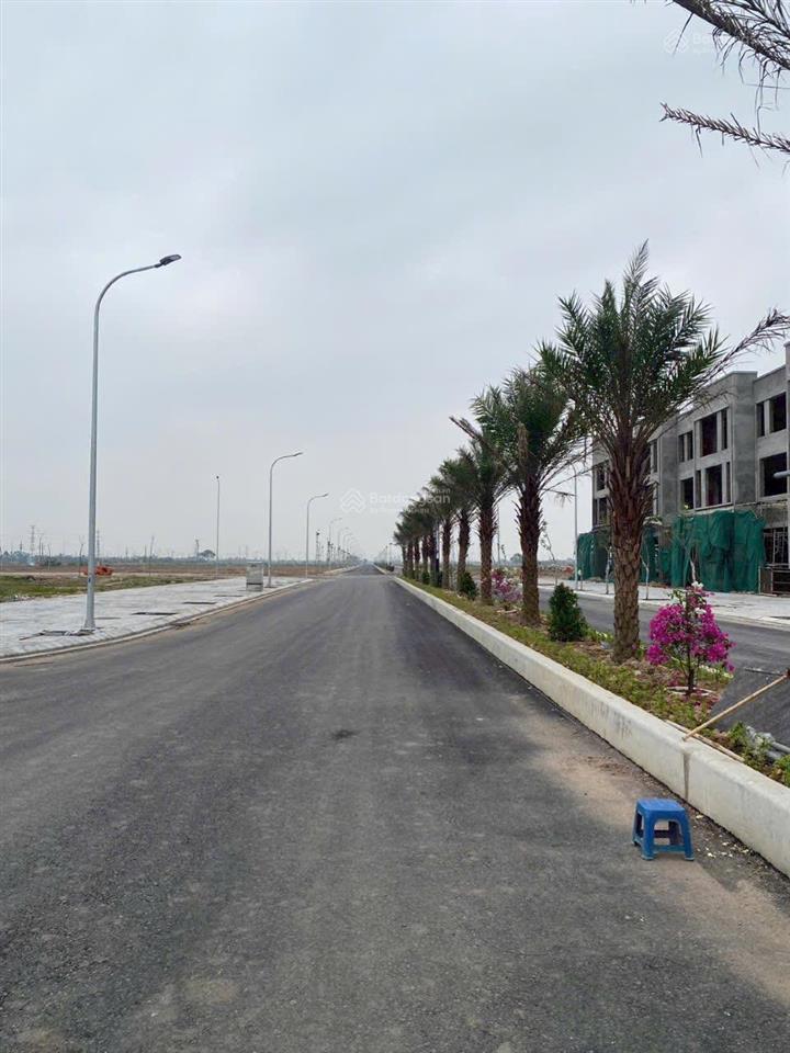 Chính chủ bán lô nhà xưởng 2500m2, mặt tiền 40m, giá 8,xtr/m2