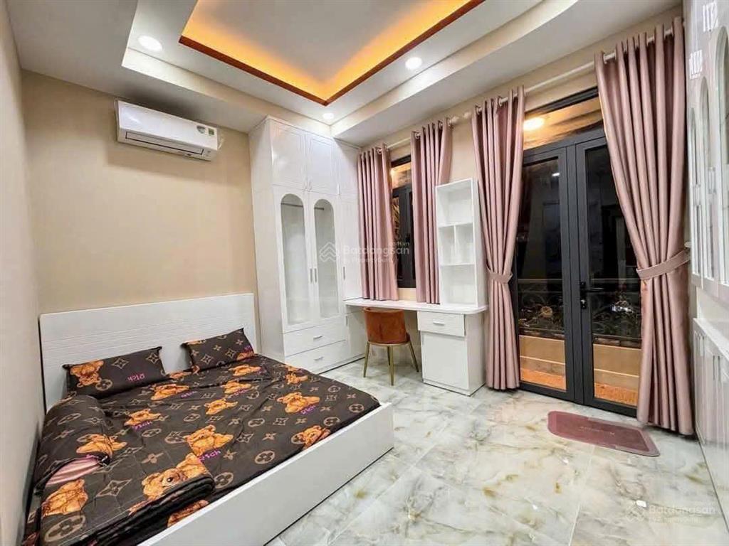 Kẹt tiền bán nhà hậu giang, 4.5 x 17, 5 tầng btct, 5 phòng, có sân thượng, hẽm rộng tiện kinh doanh