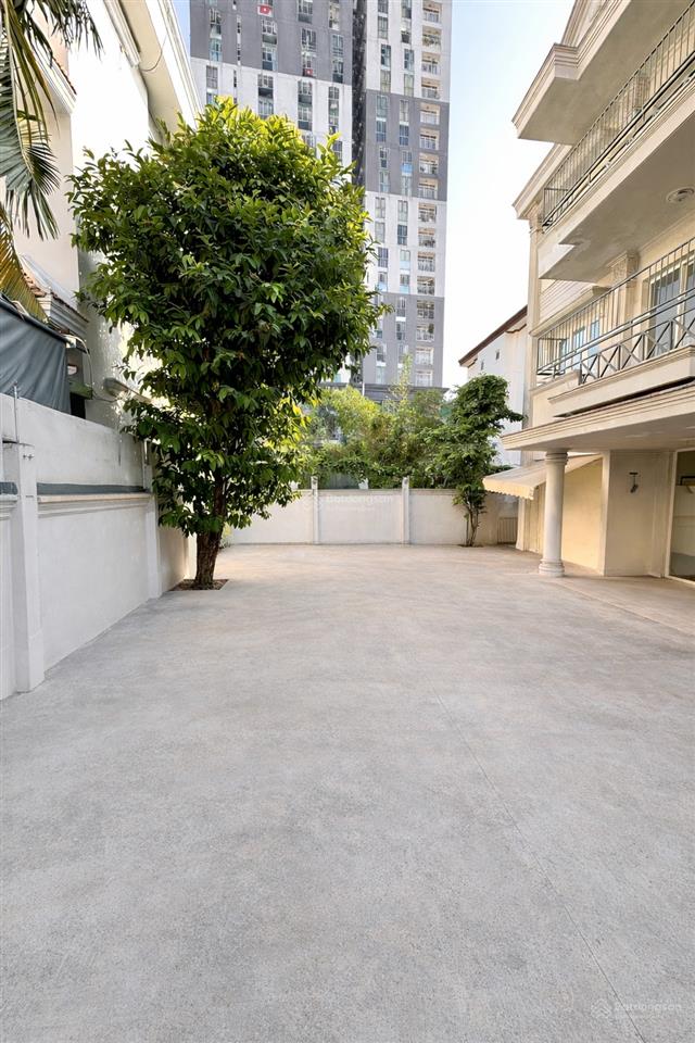 Commercial lease  biệt thự với sân rộng và chỗ đậu xe thoải mái cho văn phòng, spa, clinic, ...