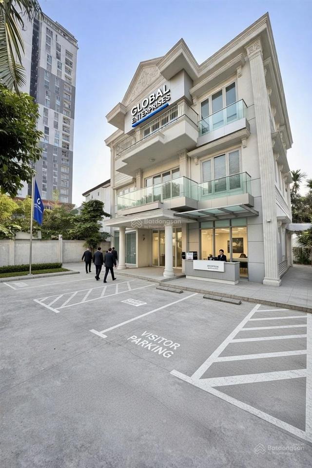 Commercial lease  biệt thự với sân rộng và chỗ đậu xe thoải mái cho văn phòng, spa, clinic, ...