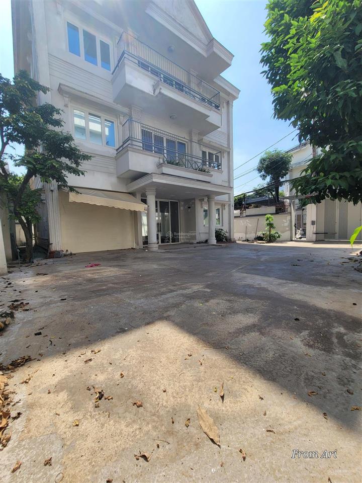 Commercial lease  biệt thự với sân rộng và chỗ đậu xe thoải mái cho văn phòng, spa, clinic, ...
