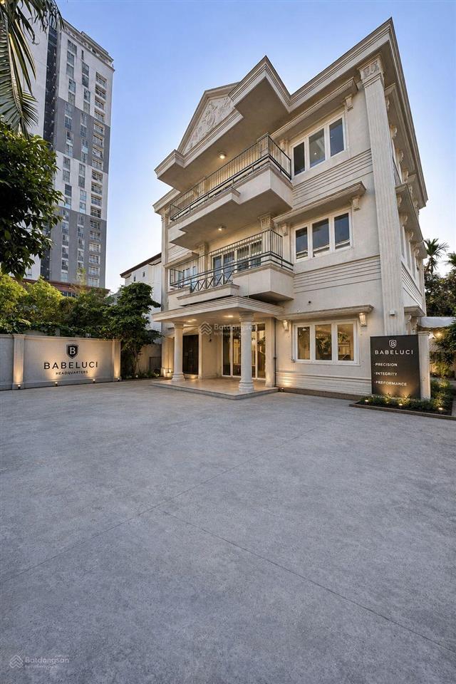 Commercial lease  biệt thự với sân rộng và chỗ đậu xe thoải mái cho văn phòng, spa, clinic, ...
