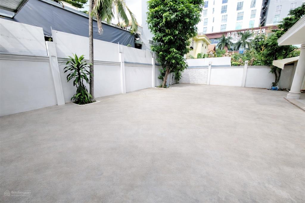 Commercial lease  biệt thự với sân rộng và chỗ đậu xe thoải mái cho văn phòng, spa, clinic, ...