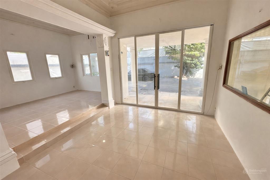Commercial lease  biệt thự với sân rộng và chỗ đậu xe thoải mái cho văn phòng, spa, clinic, ...
