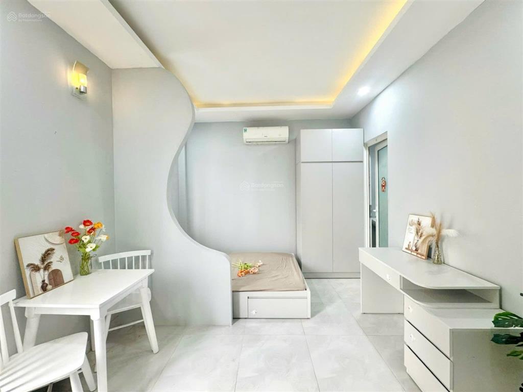 Cho thuê căn hộ studio  tách bếp  bancol  full nt  gần cầu nvc