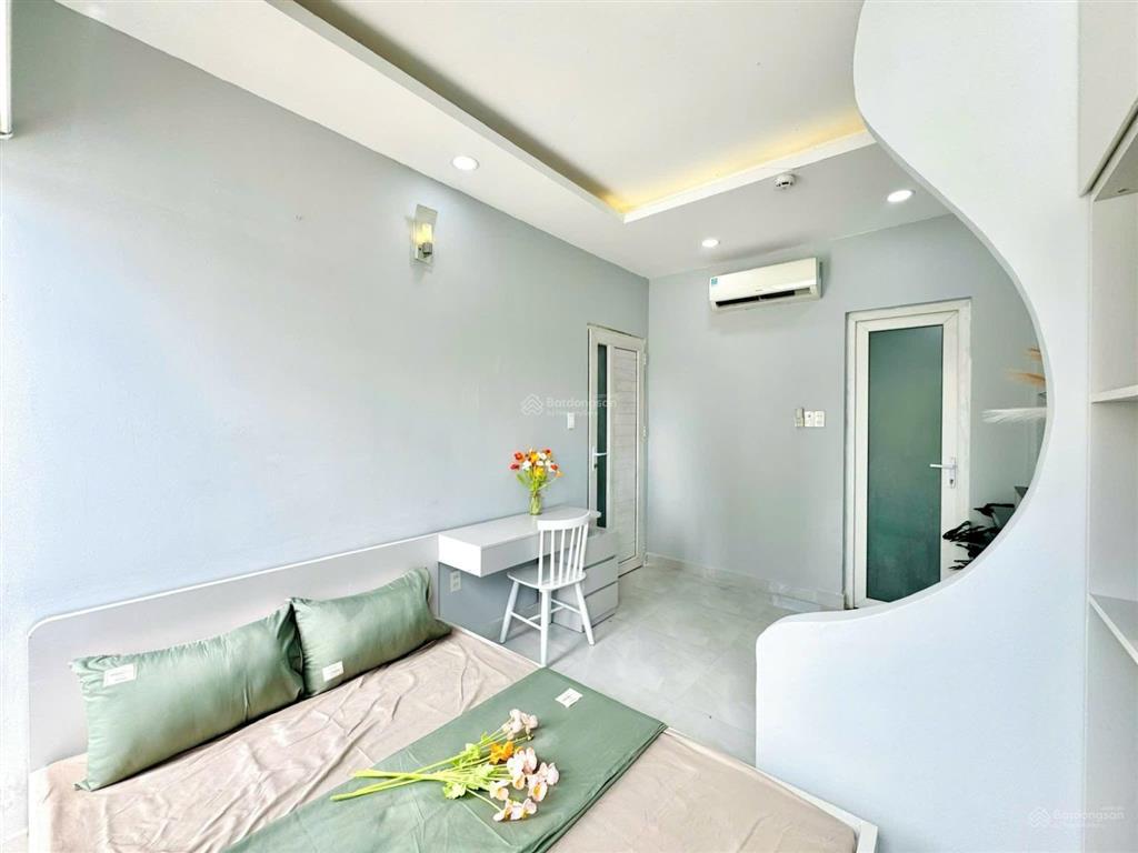 Cho thuê căn hộ studio  tách bếp  bancol  full nt  gần cầu nvc