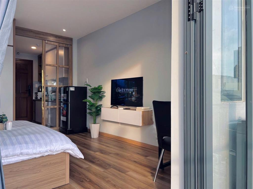 Cho thuê chdv full nội thất ban công thoáng ngay ngã tư hàng xanh di chuyển q1, q2 chỉ 5 phút